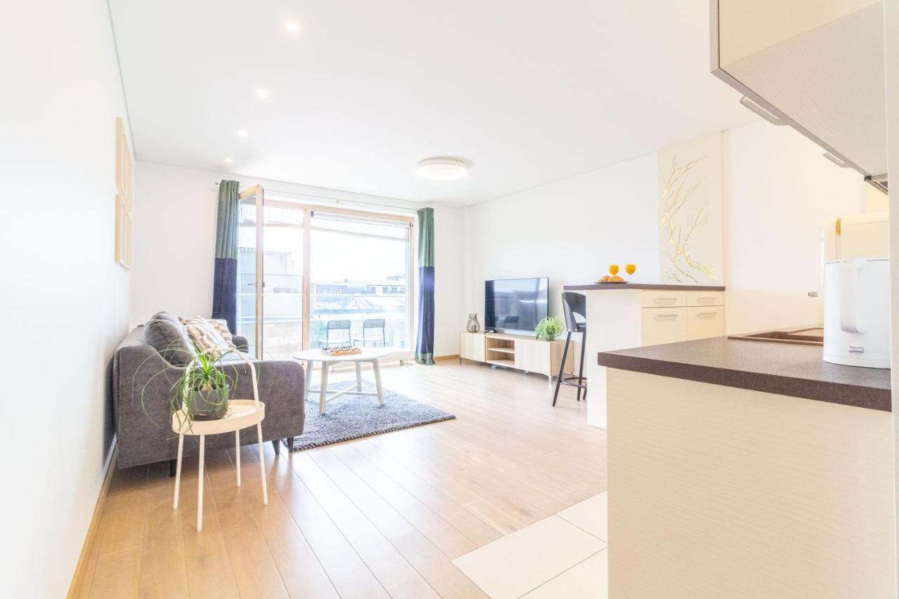 Cohost I Sunny Center Apt, Covered Parking, Balcony & Self Check-In كاوناس المظهر الخارجي الصورة