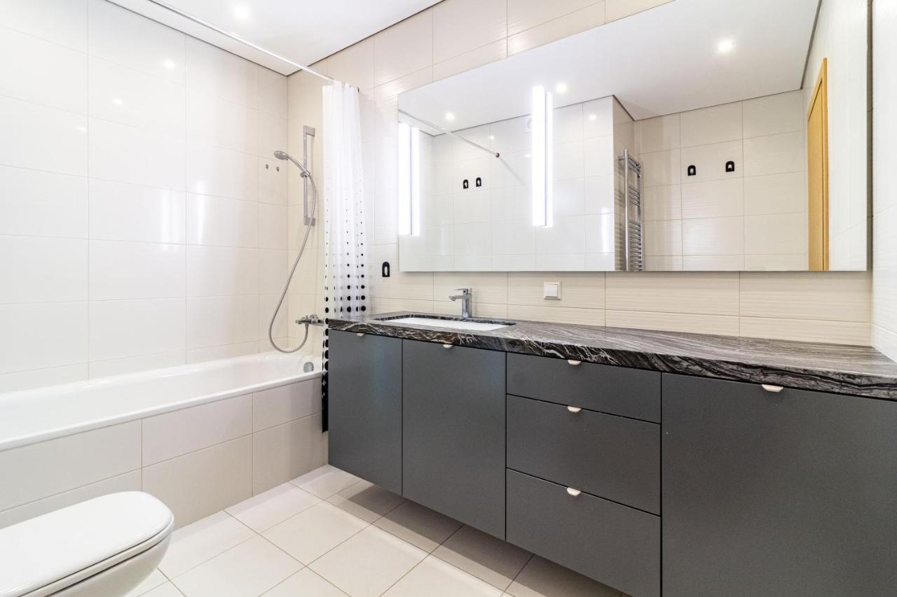Cohost I Sunny Center Apt, Covered Parking, Balcony & Self Check-In كاوناس المظهر الخارجي الصورة